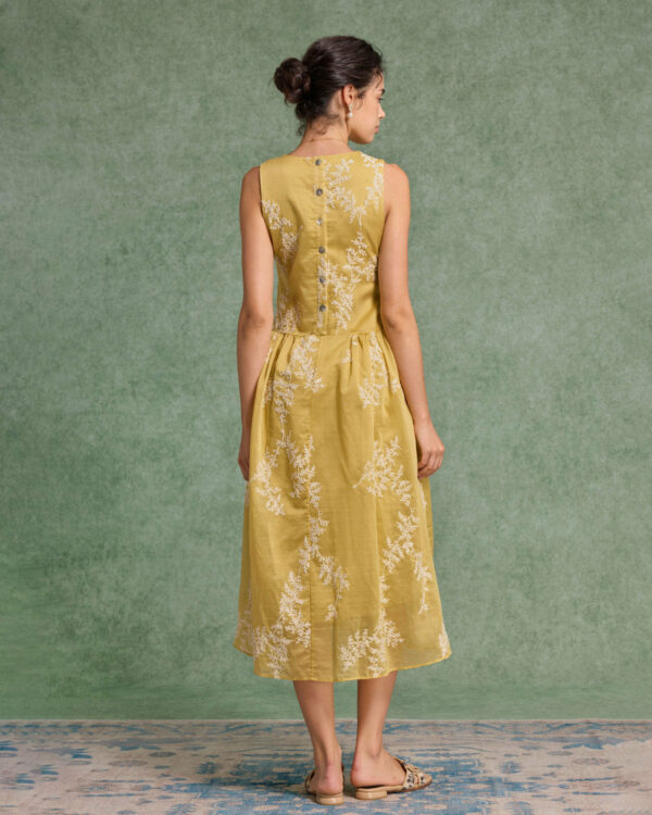 Yellow Floral Round Neck Sleeveless Midi Dress - Image 4
